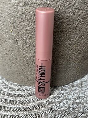 ❤️$2 NWT Maybelline Sky High Very Black .15oz Mascara